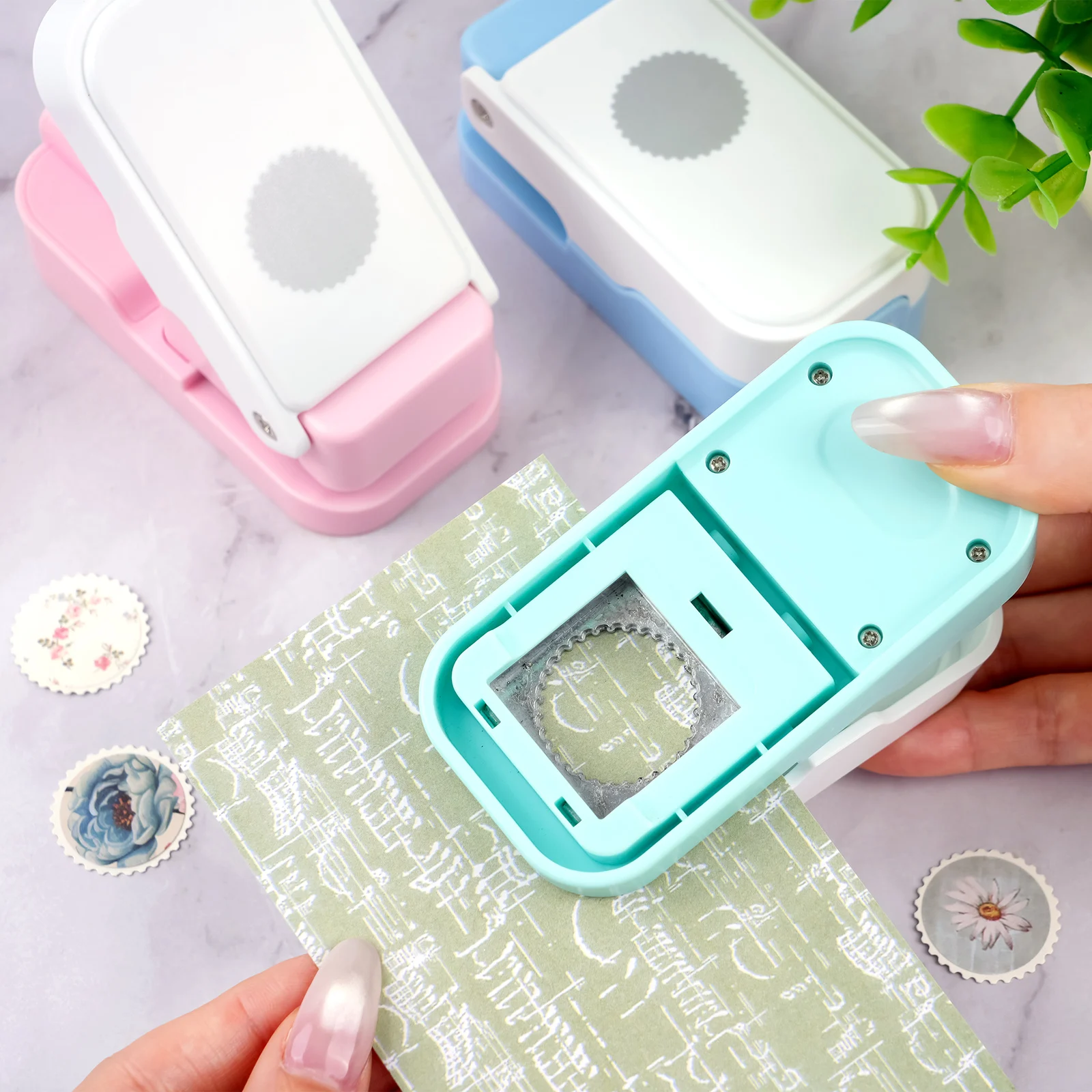 Layering Postage Stamp Circle  - đánh giá và giá Scrapbooking